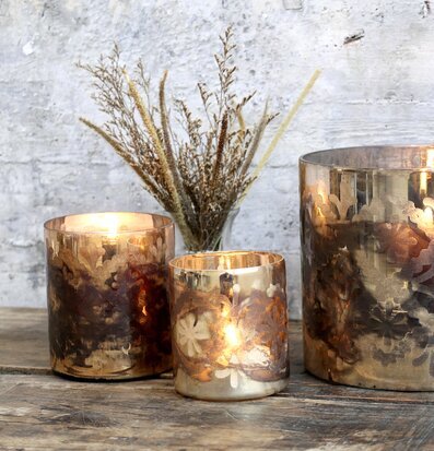 Bild av smakfullt arrangerade antika ljuslyktor