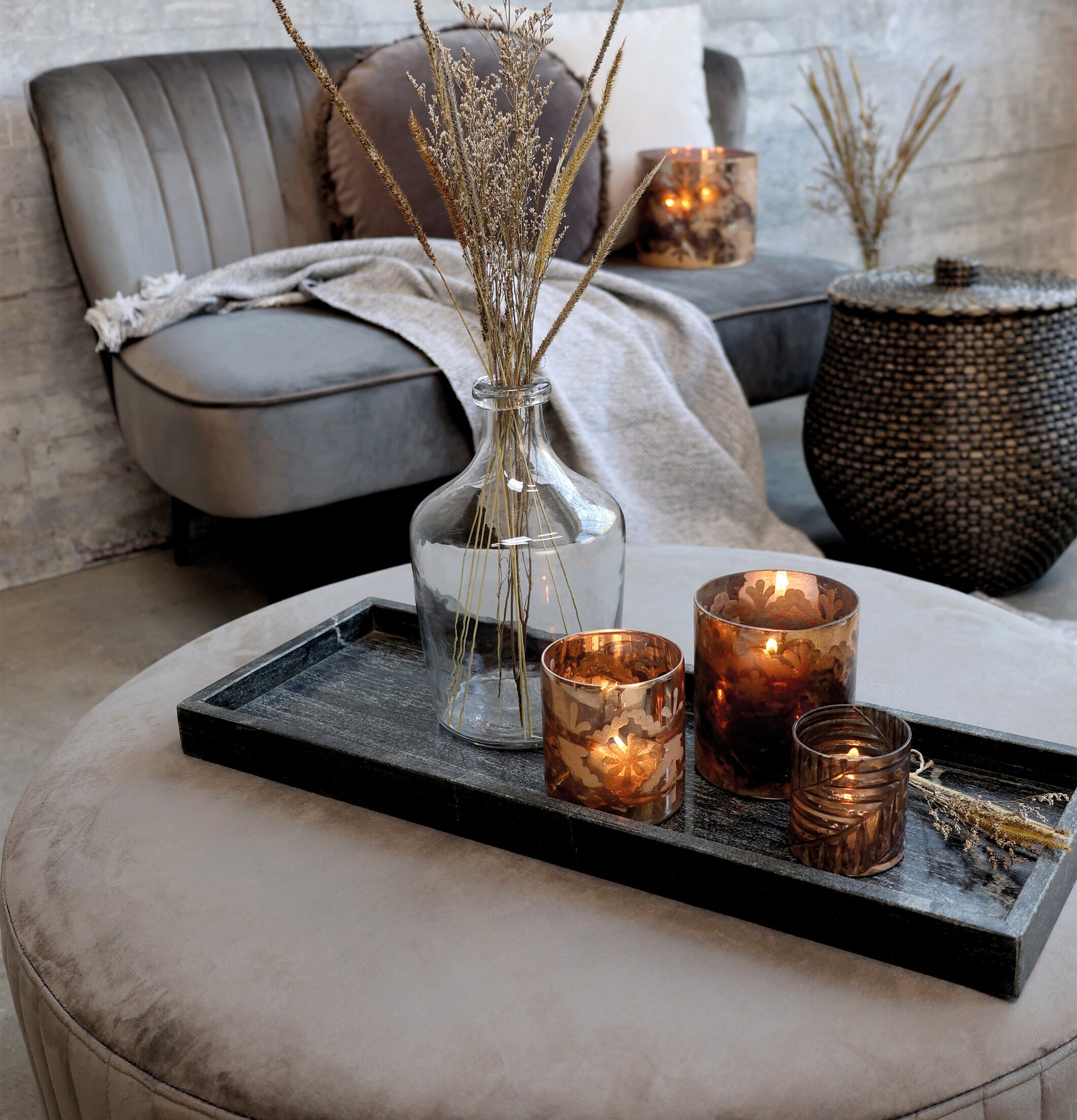 Bild av harmoniskt vardagsrum med mysig atmosfär