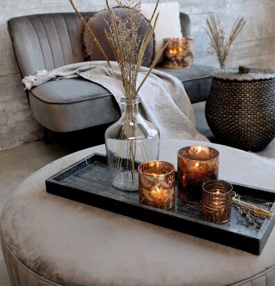 Bild av harmoniskt vardagsrum med mysig atmosfär