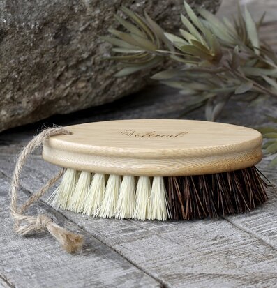 Foto av köksborste i rustik och naturlig miljö