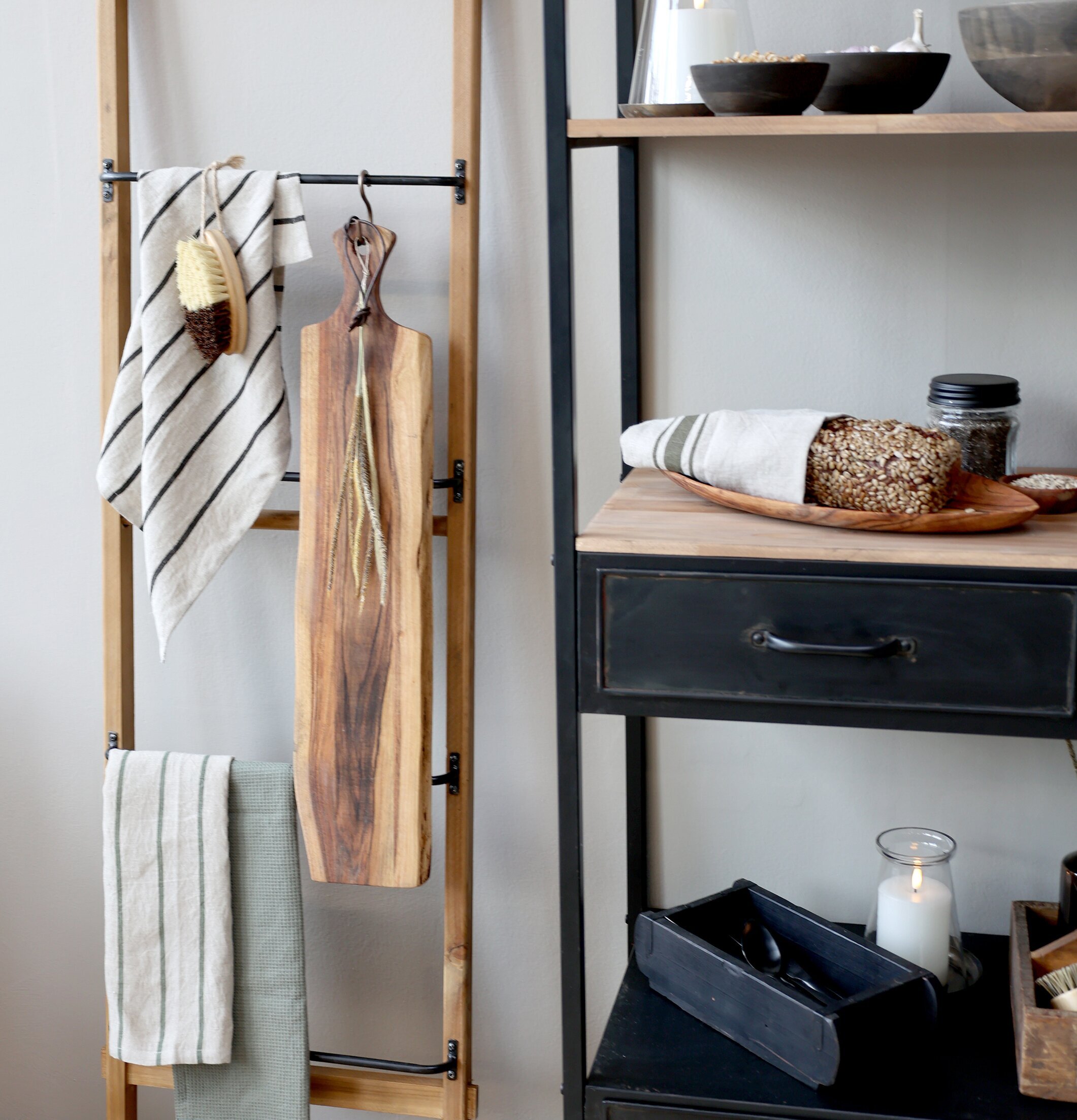 Köksborste Éternel från Chic Antique hänger på handdukshängare