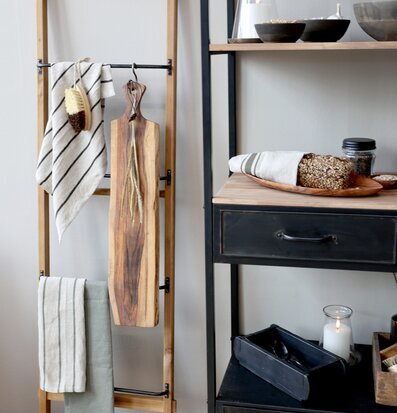 Bild av stilrent och funktionellt kökshörn i naturtoner