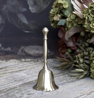 Bild av klassisk klocka med antik mässingsfinish