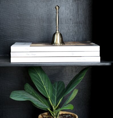 Bild av stilfull hylluppsättning med antik klocka