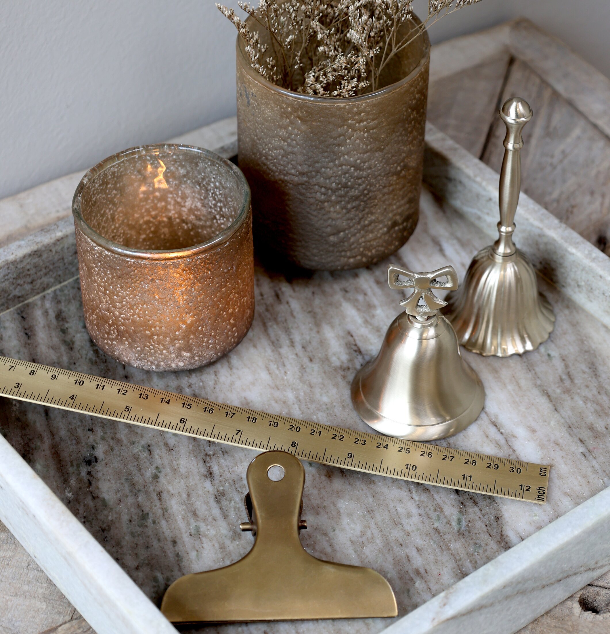 Bild av vintageinspirerat arrangemang i varma toner