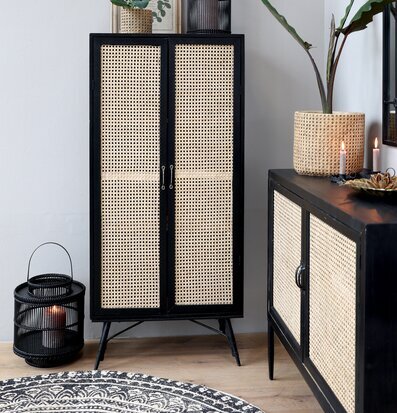 Bild av stilfull interiör med elegant skåp och växter