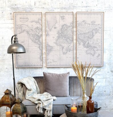 Bild av stilrent rum med världskarta och soffa