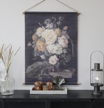 Bild av romantisk inredning med blommotiv och lyktor