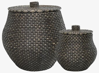 Bild av två handflätade korgar med lock och knoppar