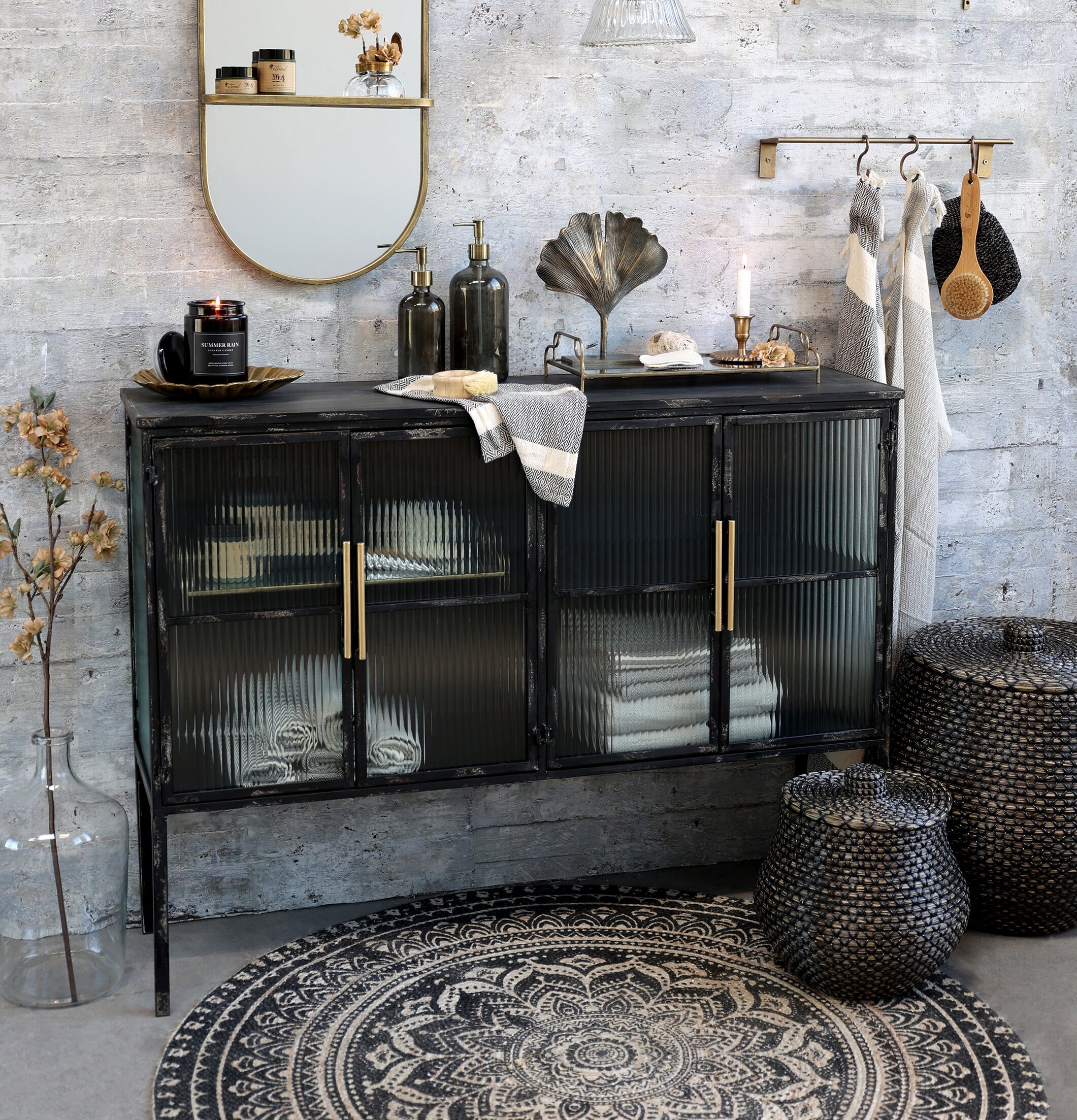 Korg Med Flätat Handtag & Lock från Chic Antique i rum