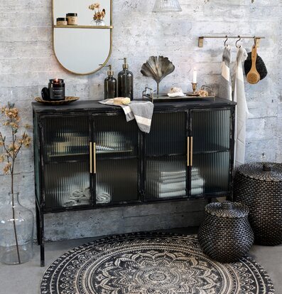 Bild av stilfull inredning med spegel och korgar