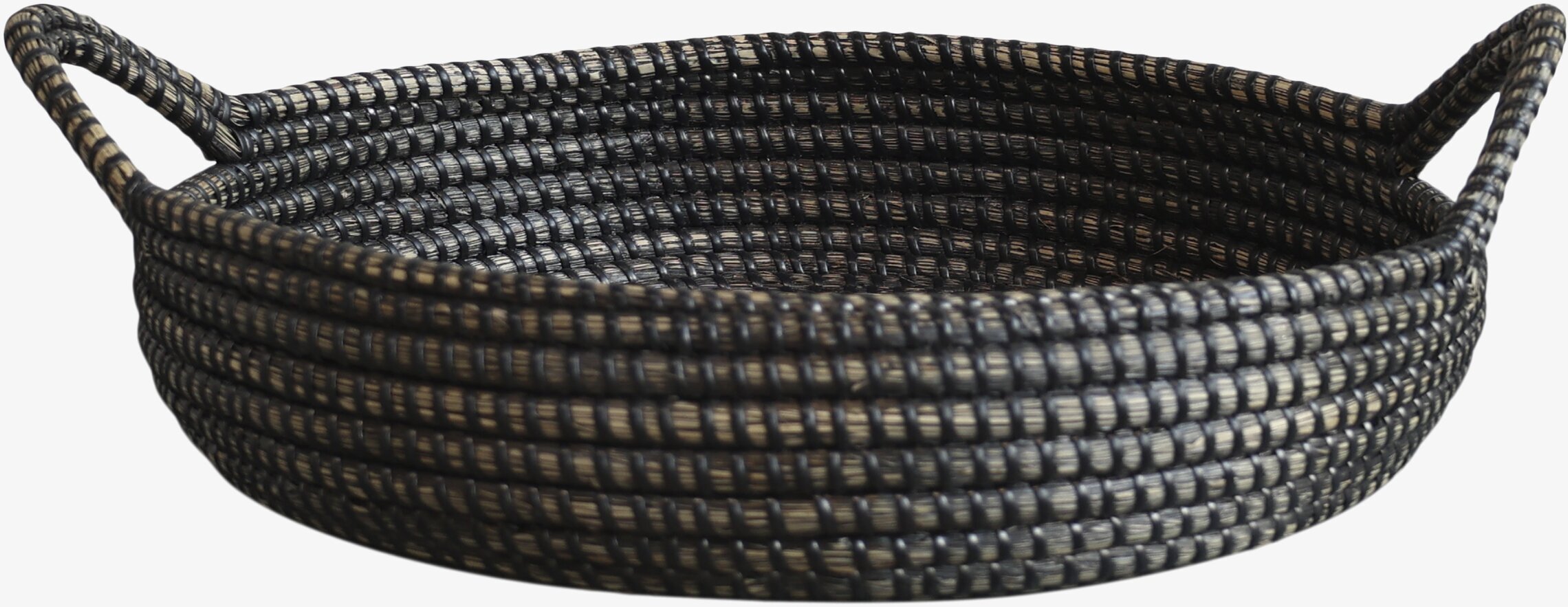 Foto av elegant och funktionell rund bricka med handtag