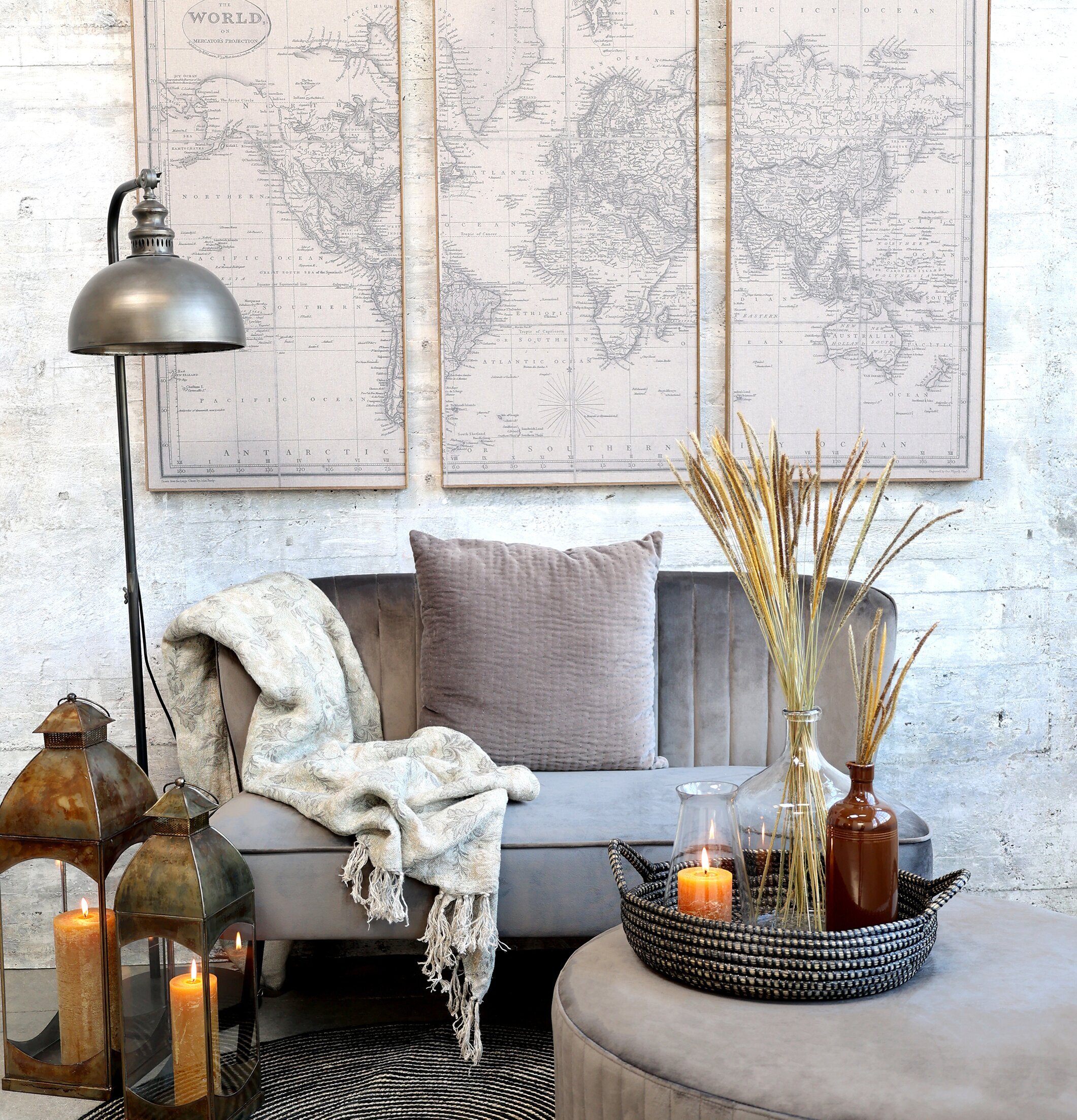 Bricka Med Handtag från Chic Antique på en grå ottoman