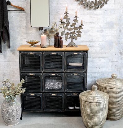 Bild av rustikt rum med industriell charm och elegans