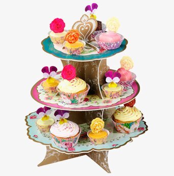 Bild av festligt flerplans kakfat med färgglada bakverk