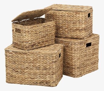 Bild av fyra flätade förvaringskorgar med lock