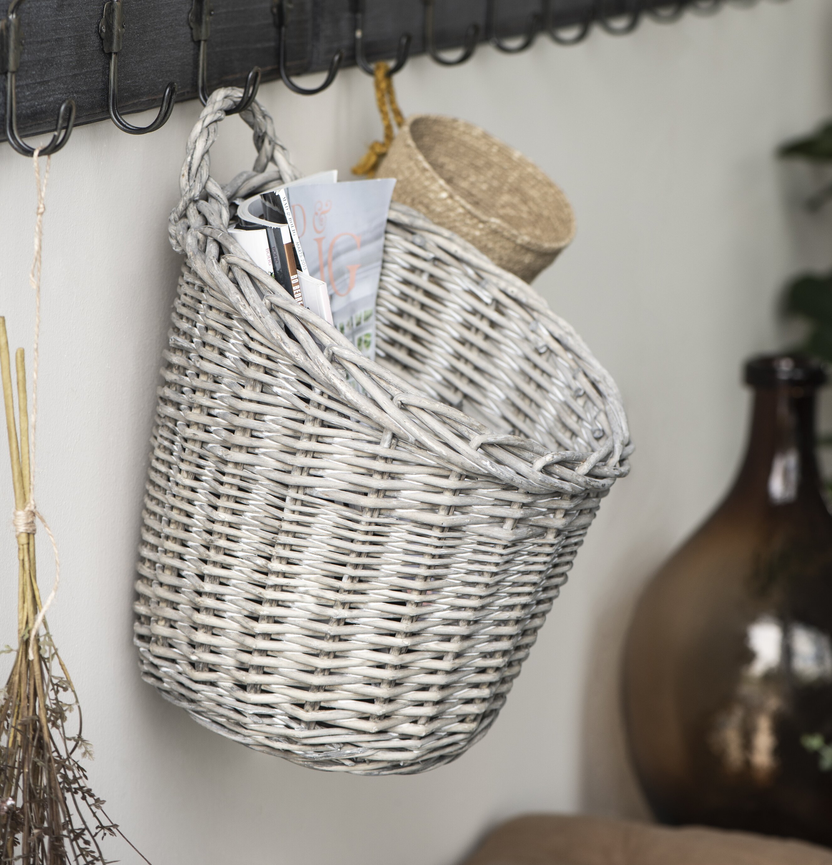 Väggkorg Vide från IB Laursen på en svart klädhängare