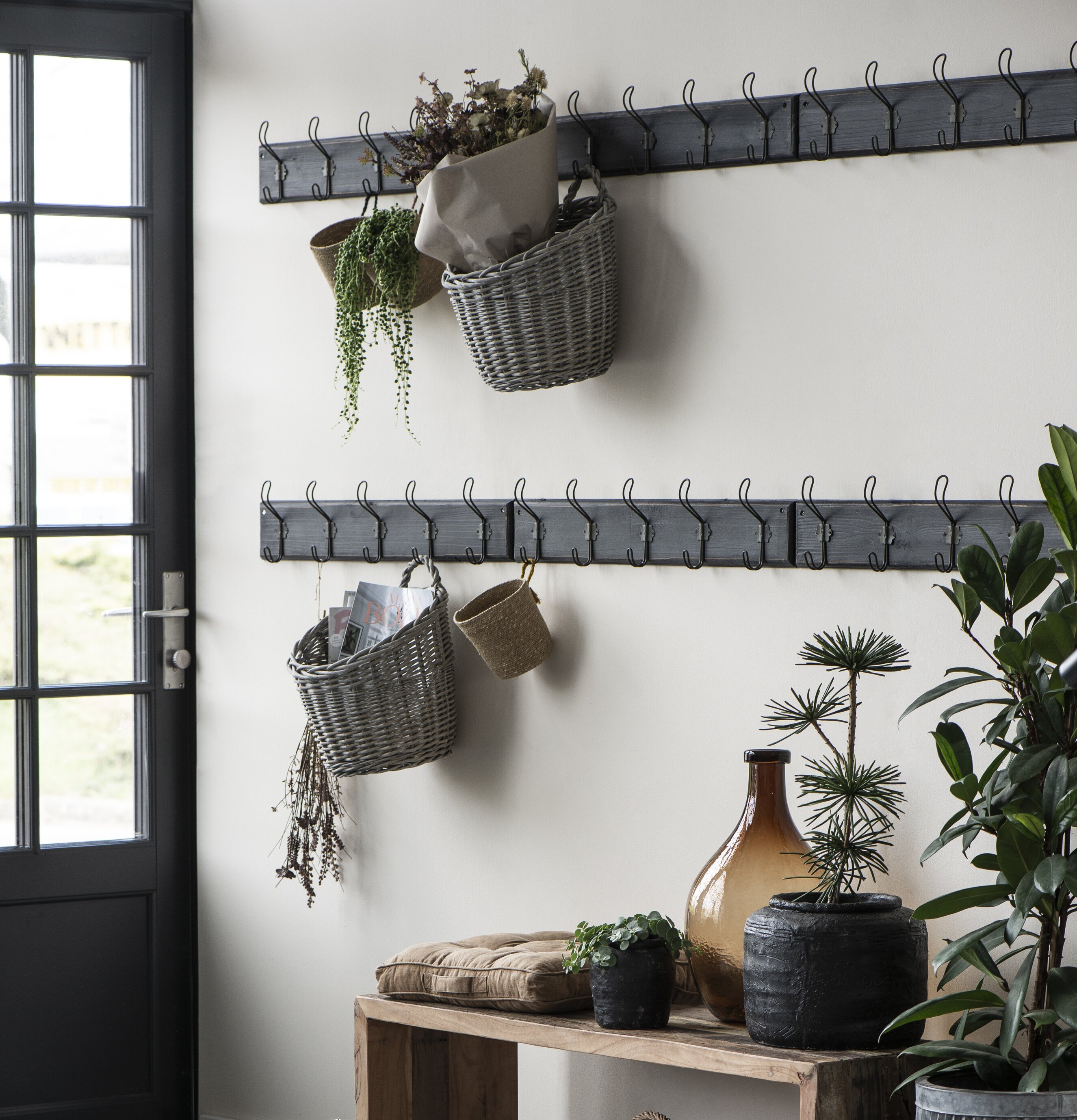 Bild av inbjudande hall med rustik och naturlig stil