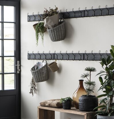 Bild av inbjudande hall med rustik och naturlig stil