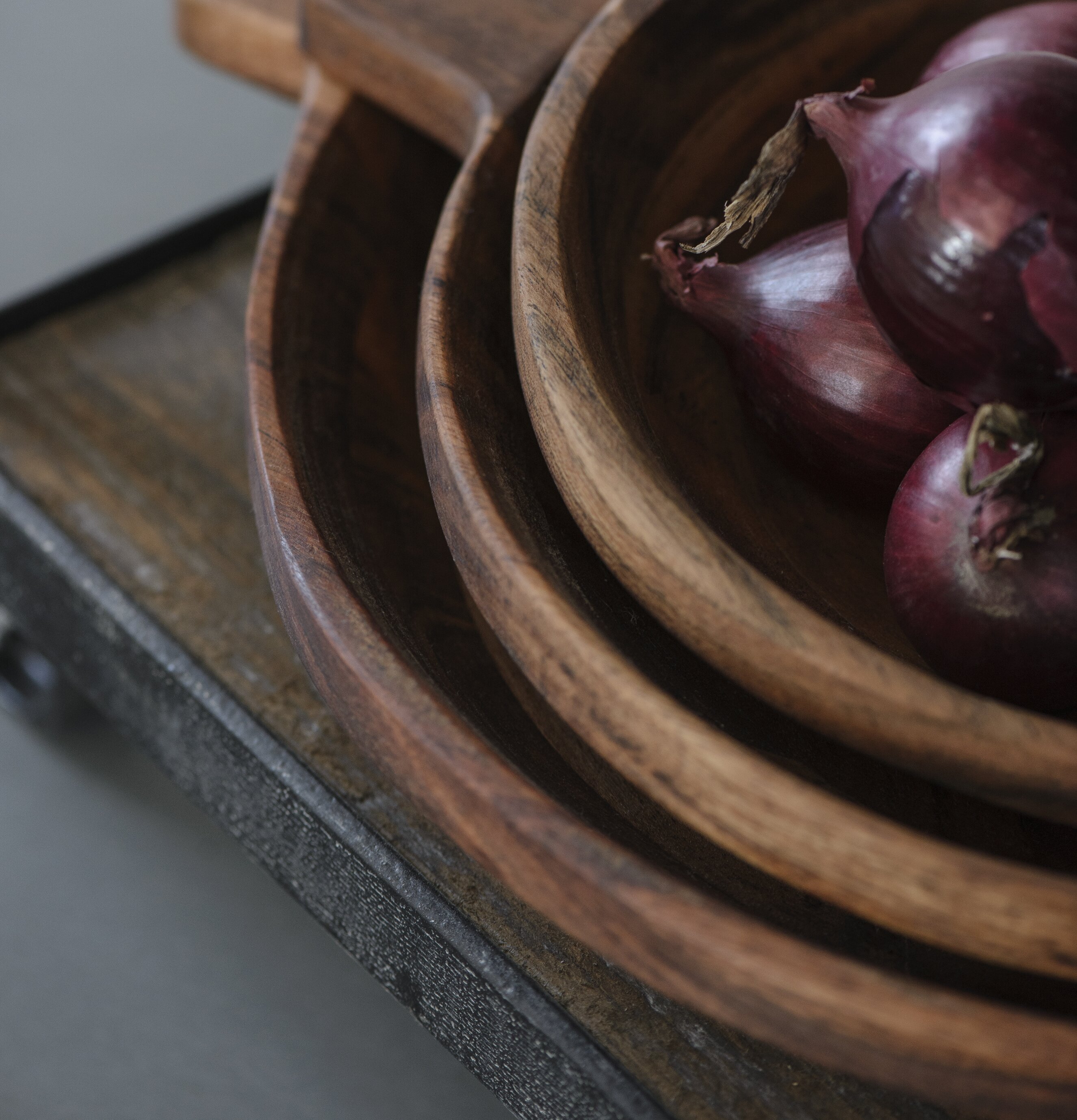 Fat/Bricka Oljad Akacia Large från IB Laursen med rödlökar