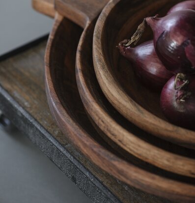 Bild av eleganta brickor i oljad akacia med rödlökar