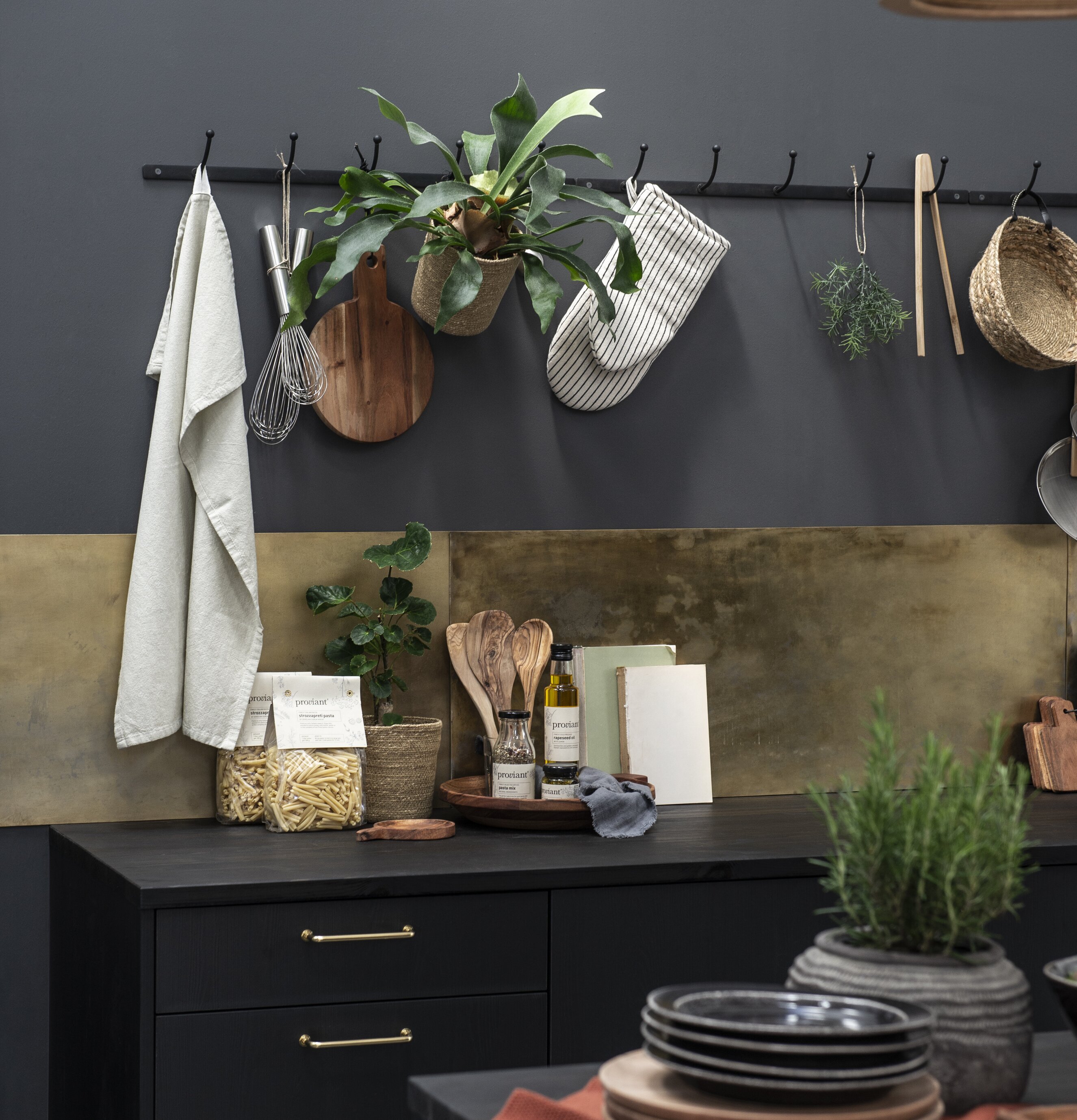 Fat/Bricka Oljad Akacia Large från IB Laursen på köksbänk