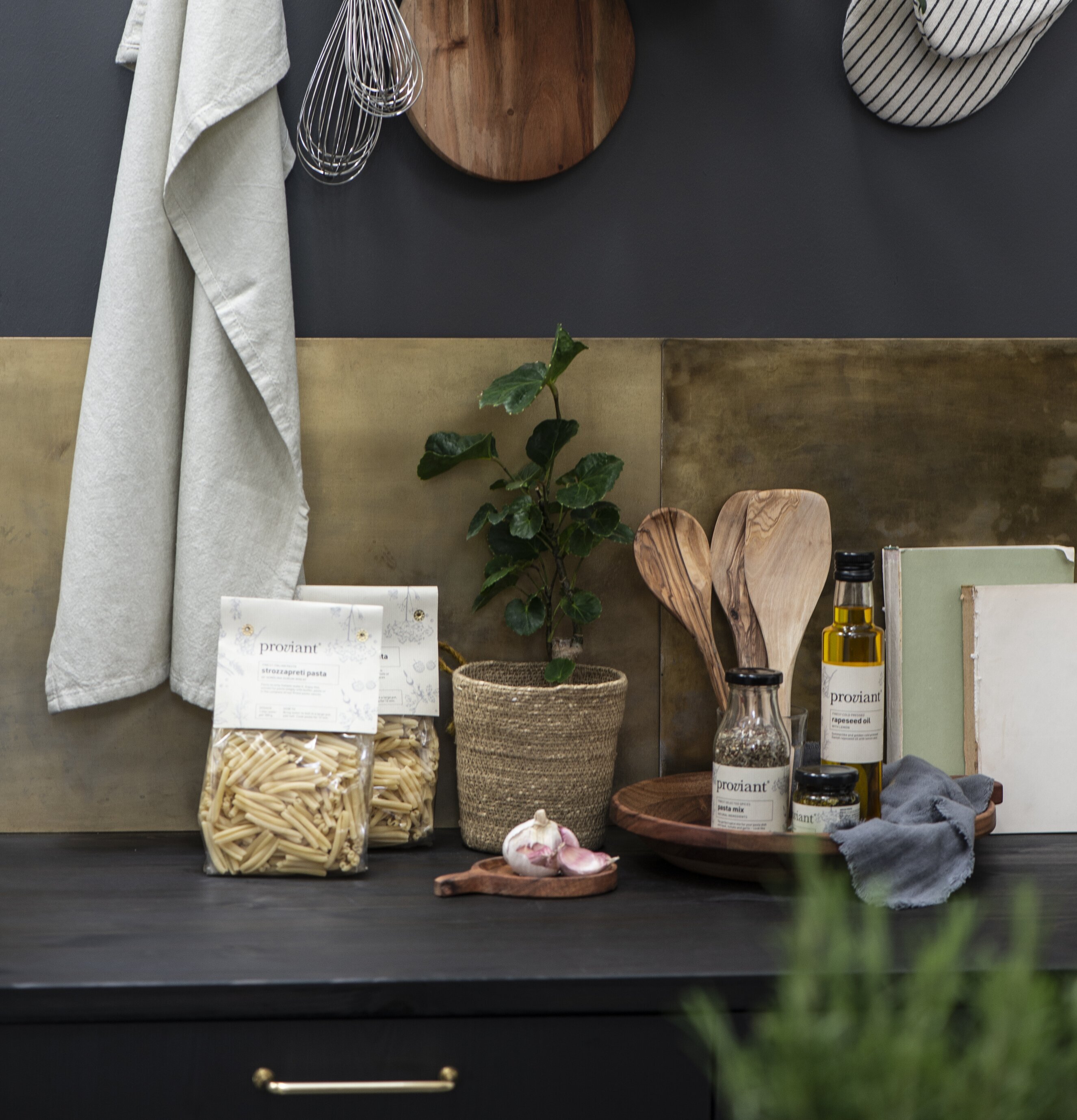 Bild av stilrent kök med harmonisk och inbjudande känsla