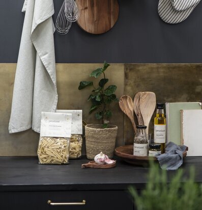 Bild av stilrent kök med harmonisk och inbjudande känsla