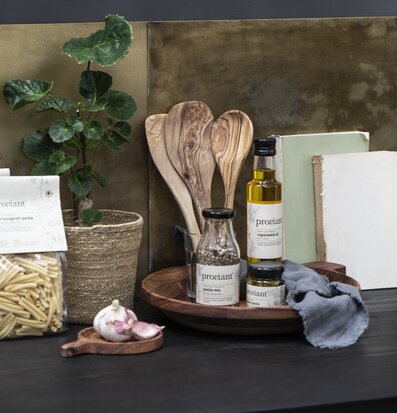 Bild av köksartiklar på mörk träyta med hemtrevnad