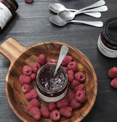 Foto av stilfull komposition med hallonmarmelad