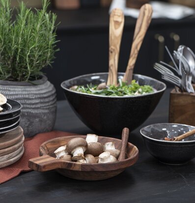 Bild av mysigt kök med eleganta detaljer och sallad