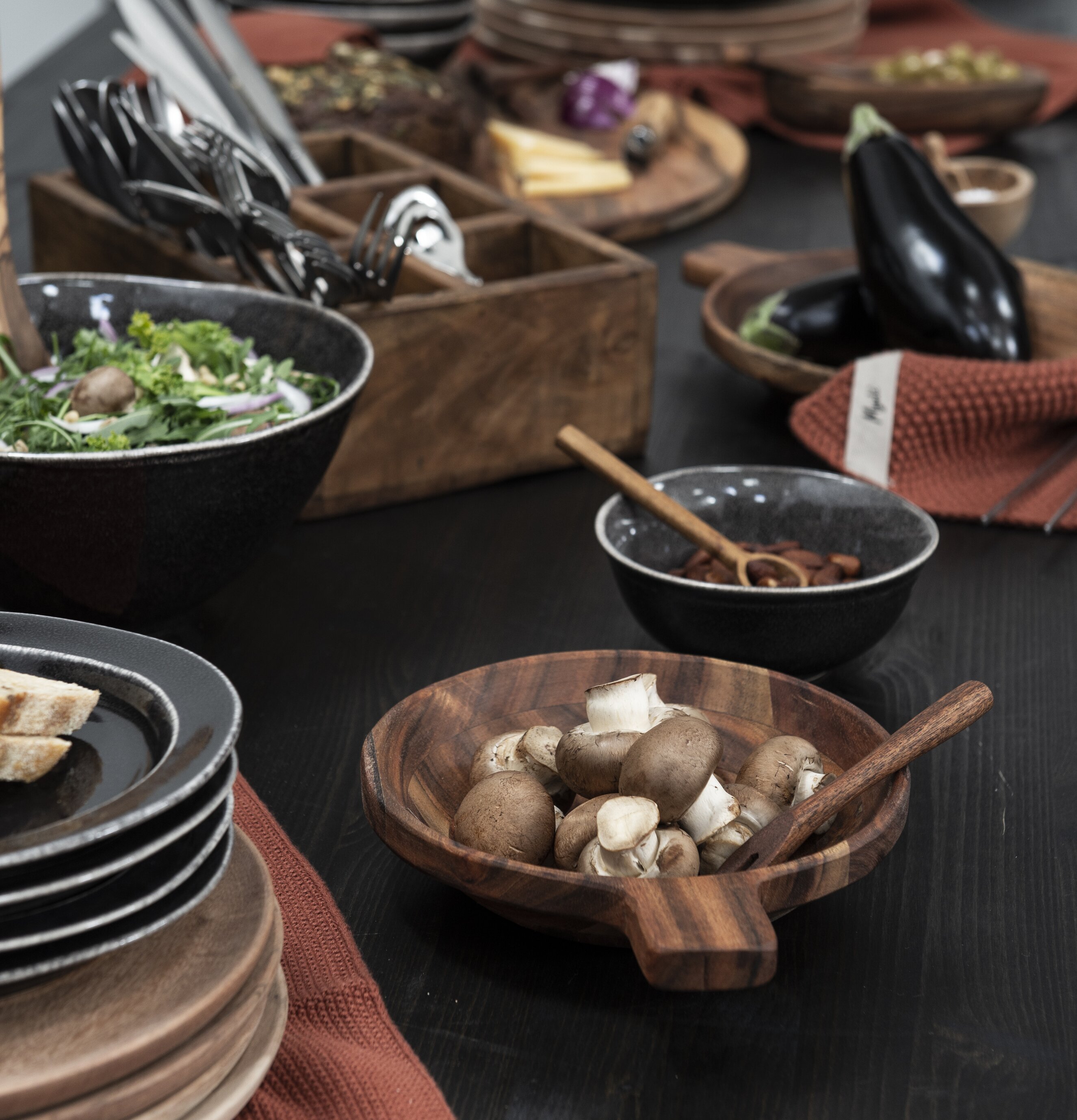 Fat/Bricka Oljad Akacia Small från IB Laursen med champinjoner