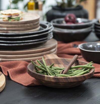 Bild av vackert arrangerat bord med trä och keramik