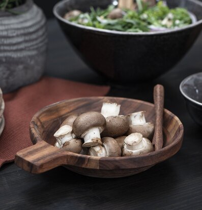 Bild av elegant och rustik köksmiljö med trädetaljer