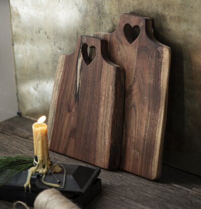 Bild av rustika skärbrädor och mysig köksatmosfär