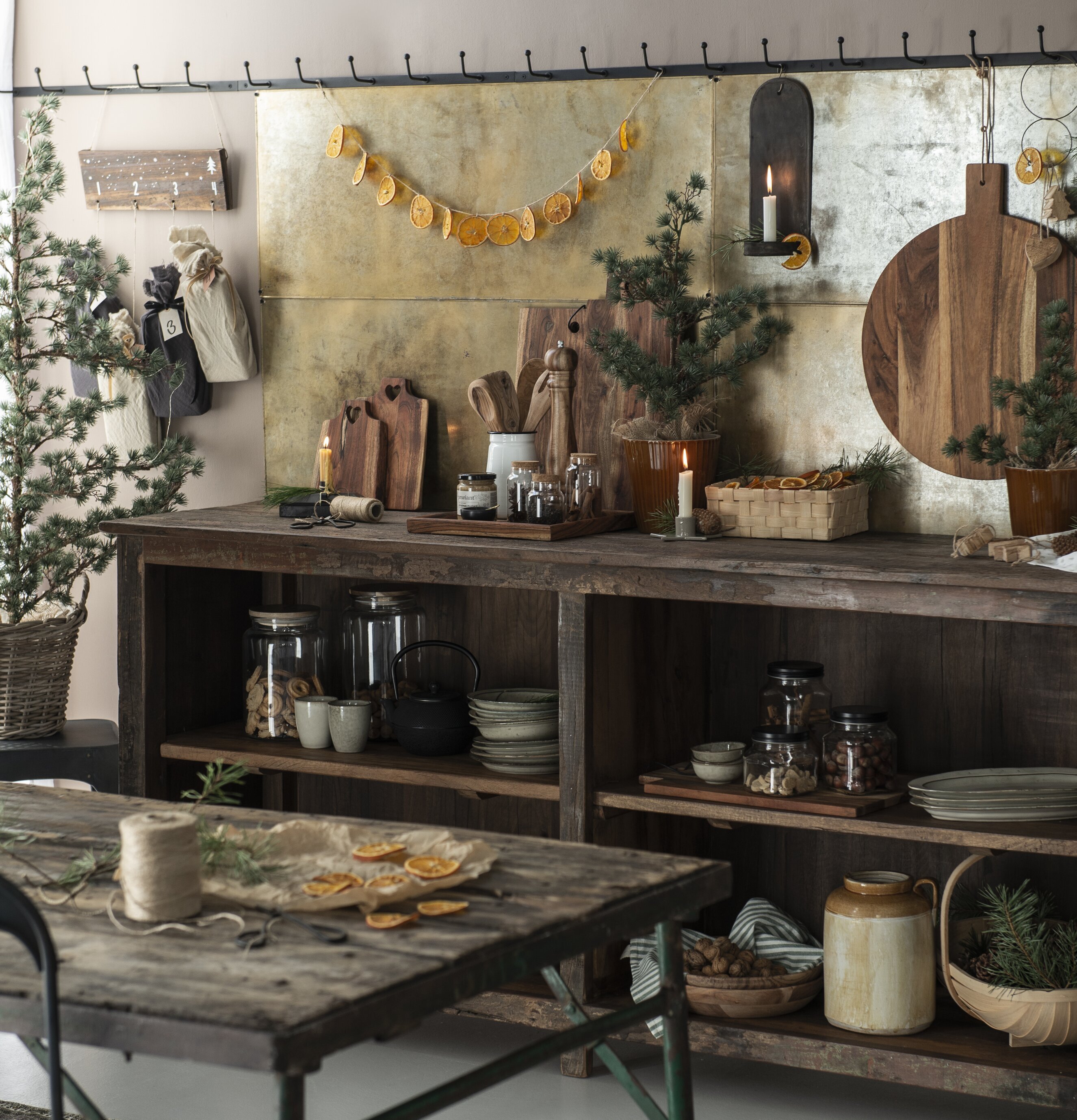 Bild av rustik inredning med träbänk och dekorationer