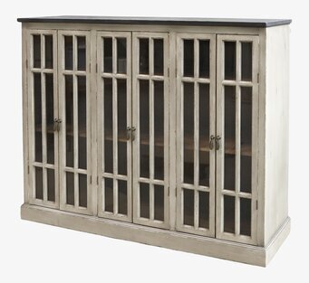 Foto av ett elegant vitrinskåp med klassisk design