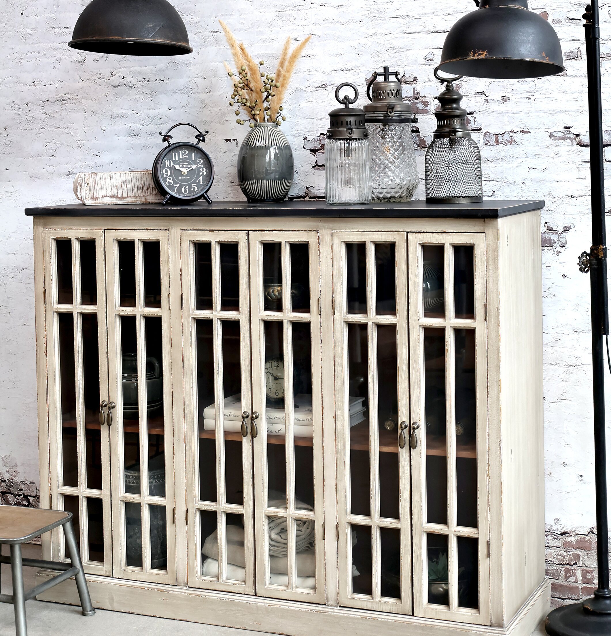 Vitrinskåp Med Spröjsade Luckor från Chic Antique