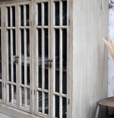 Bild av ett robust vitrinskåp med vintagekänsla