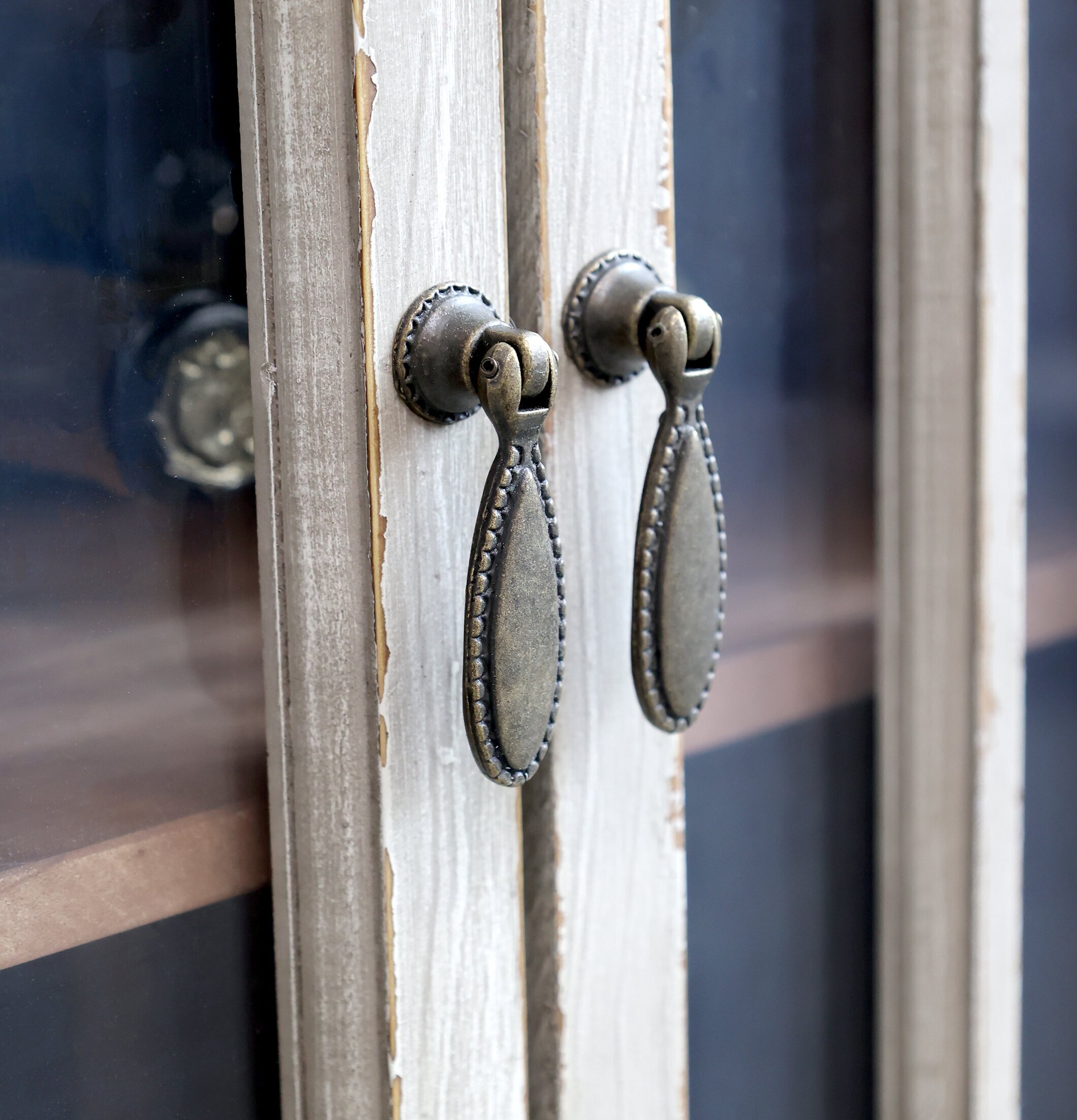 Vitrinskåp Med Spröjsade Luckor från Chic Antique i trä