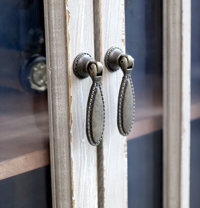 Bild av ett detaljrikt vitrinskåp med spröjsade luckor