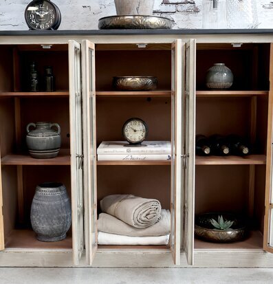 Bild av stilfullt vitrinskåp i elegant heminredning