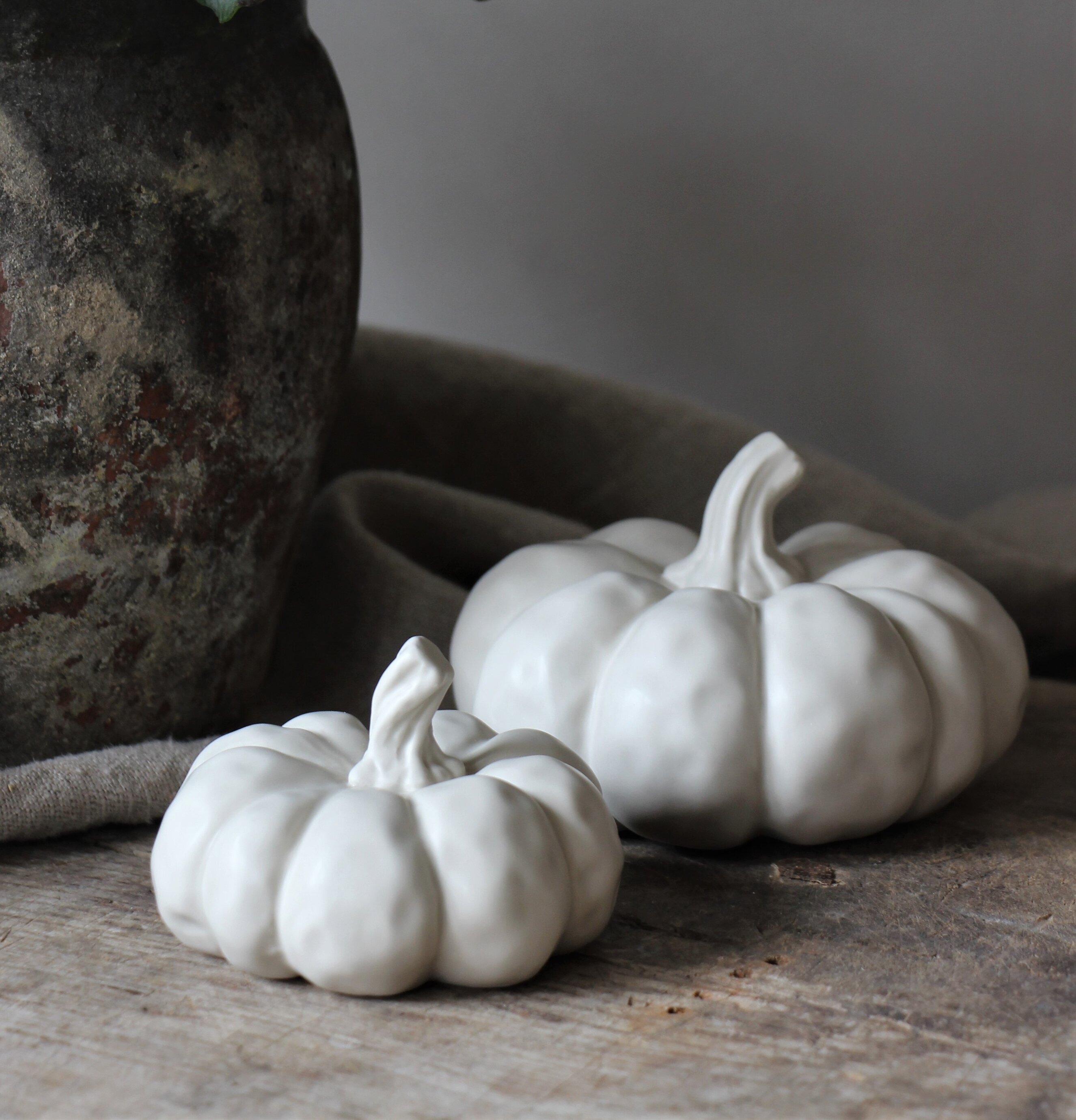 Bild av dekorativa pumpor i jordnära inredning