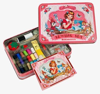 Bild av färgglad syask med retrodesign och syaccessoarer