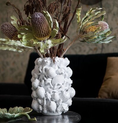 Bild av vas med marina detaljer och torkade växter