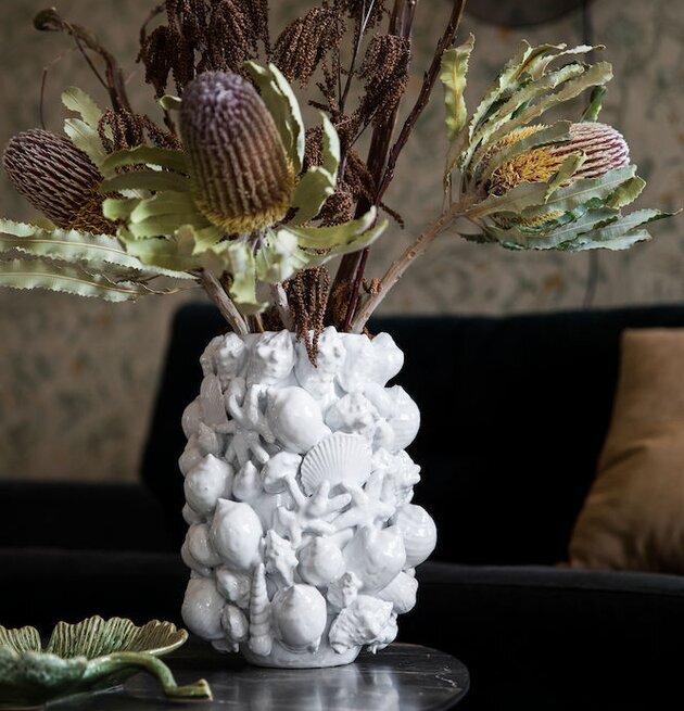 Bild av vas med marina detaljer och torkade växter
