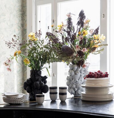 Bild av elegant dukat bord med blommor och ljusstake