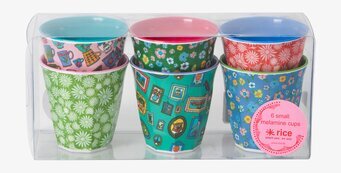 Bild av sex färgglada melaminmuggar i elegant förpackning