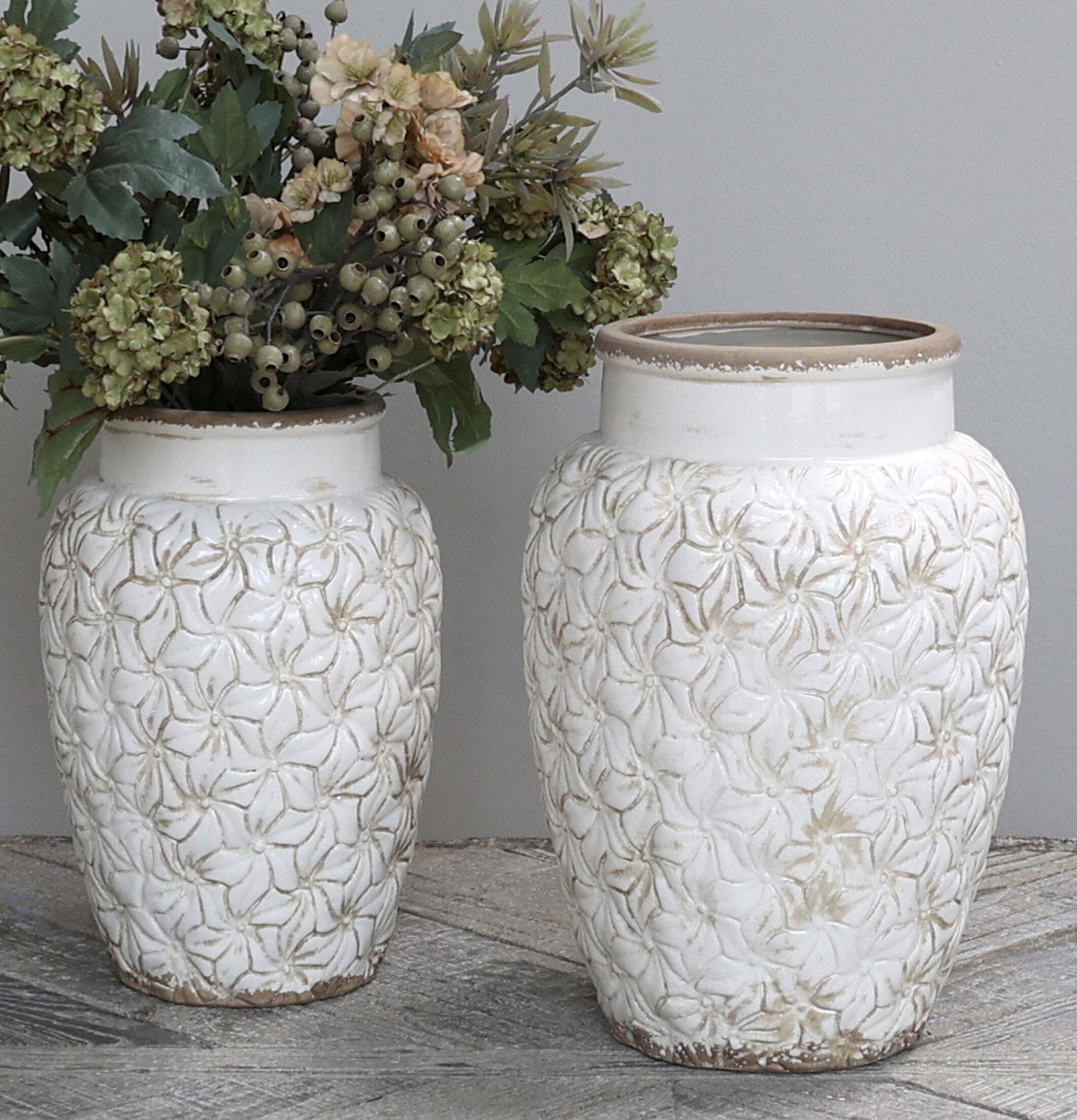 Bild av två antika vaser med blommönster