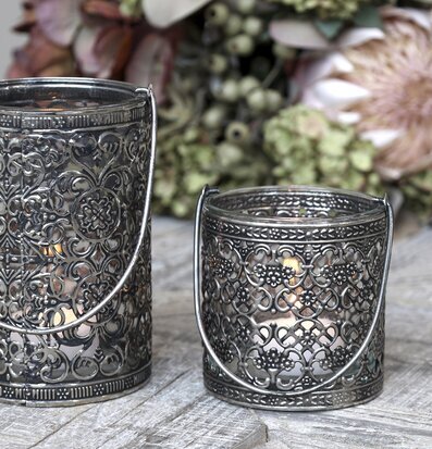 Bild av två antika lanternor på rustikt träbord